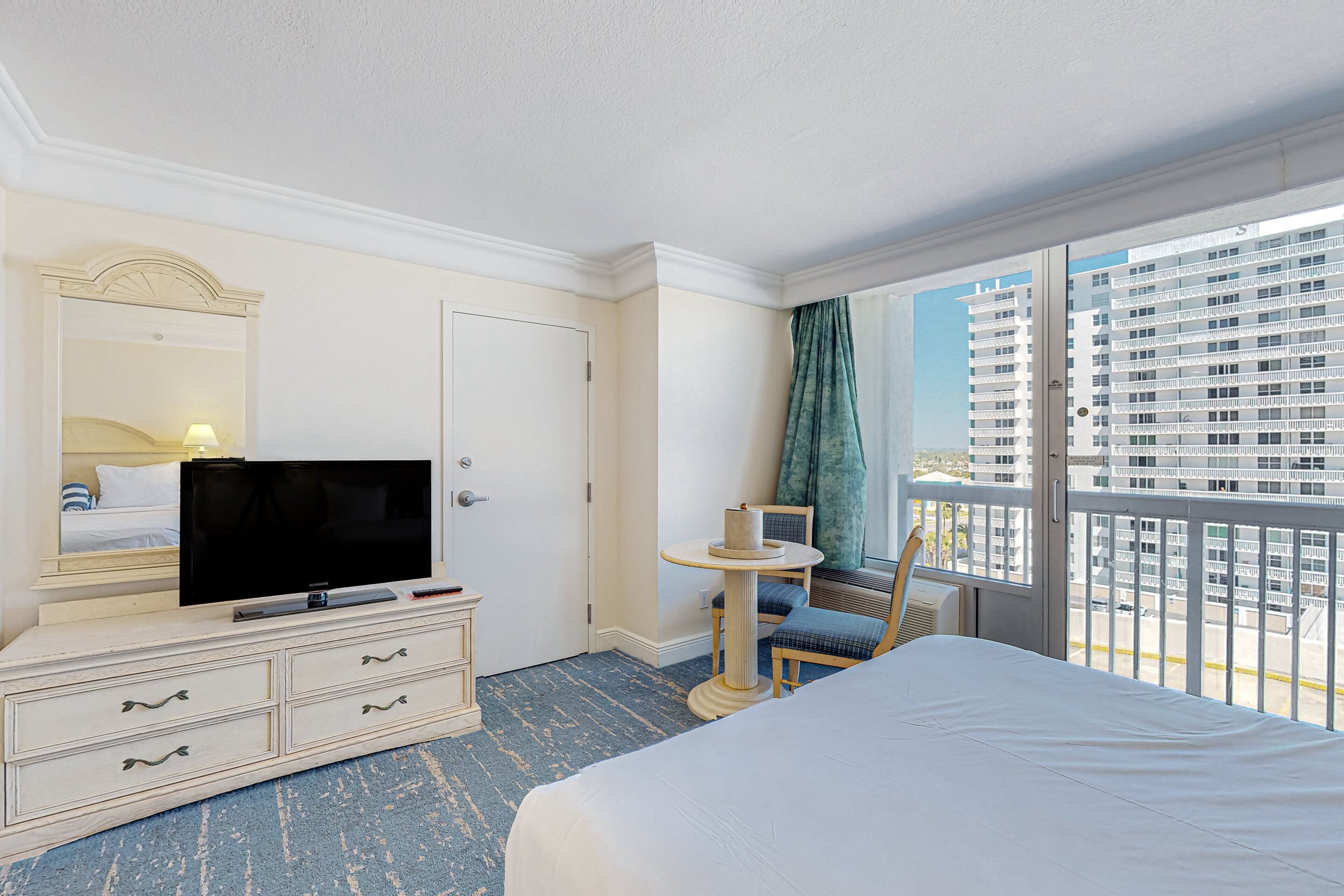 ห้องสตูดิโอสวีท, เตียงควีนไซส์ 2 เตียง, ใช้สระว่ายน้ำได้, วิวทะเล (Daytona Beach Resort 815) | 1 ห้องนอน, เตารีด/โต๊ะรีดผ้า, ห้องพักตกแต่งอย่างมีเอกลักษณ์