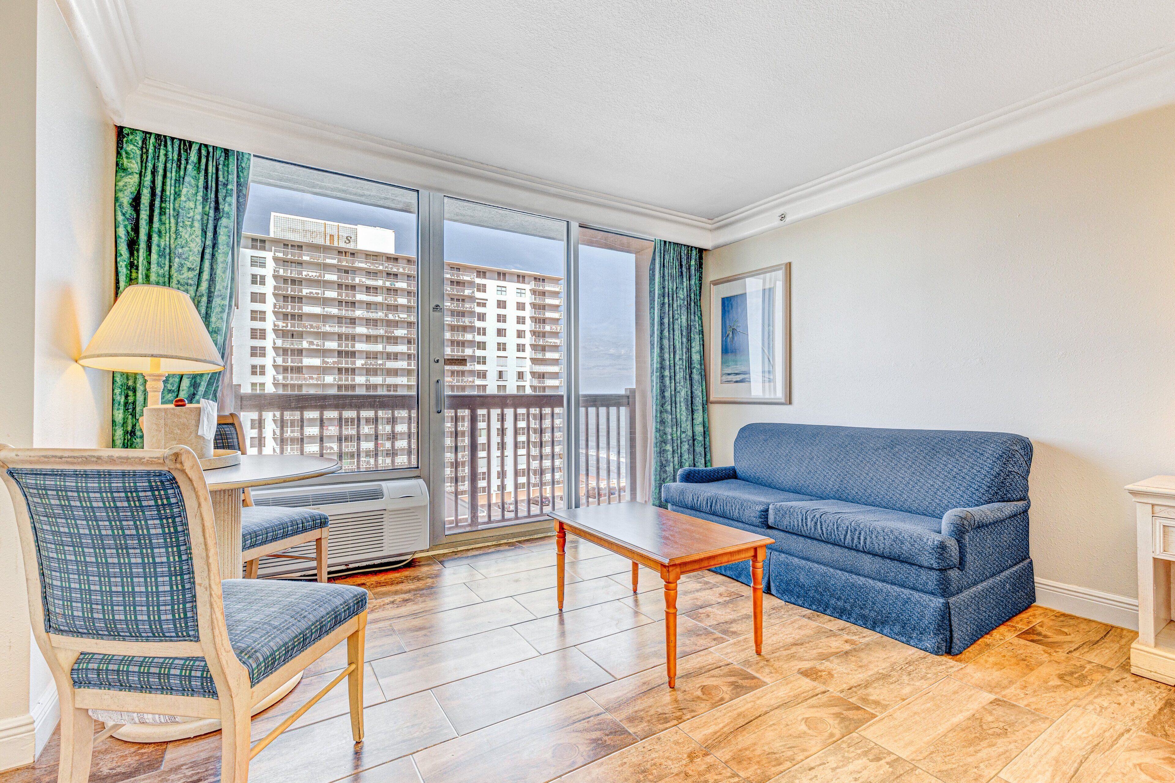 Estudi en suite, 1 llit de matrimoni i sofà llit, banyera d'hidromassatge (Daytona Beach Resort 819) | Sala d'estar