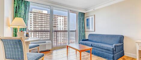 Studio suite, 1 queensize bed met slaapbank, hot tub, uitzicht op oceaan (Daytona Beach Resort 819) | Woonruimte