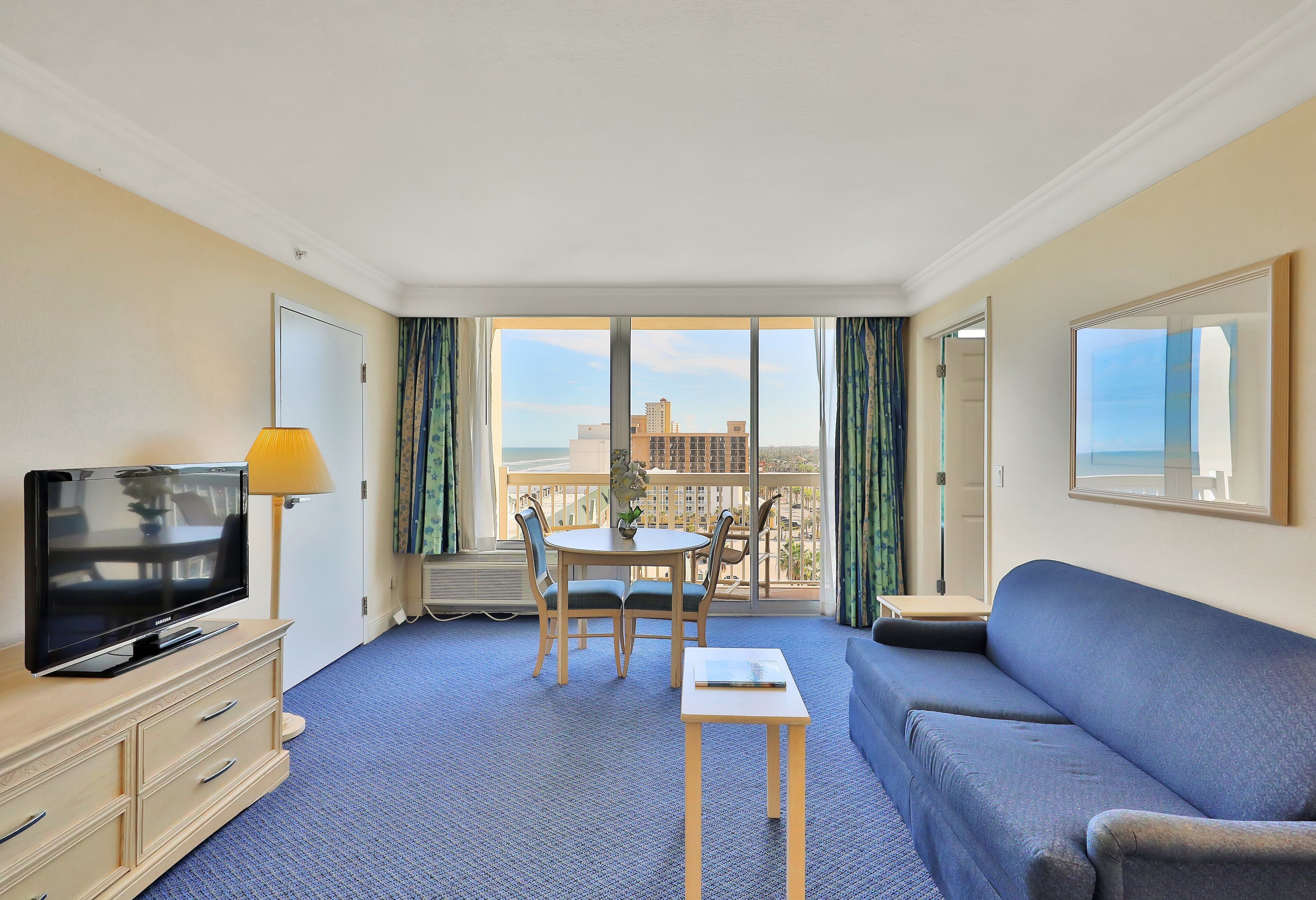 ห้องสตูดิโอสวีท, หลายเตียง, ระเบียง, วิวทะเล (Daytona Beach Resort 807) | บริเวณนั่งเล่น