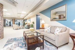 Stüdyo Süit, 2 Büyük (Queen) Boy Yatak, Balkon, Okyanus Manzaralı (Daytona Beach Resort 803) | Oturma alanı
