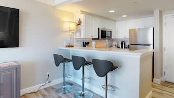 Condo, 2 camas Queen, acesso à piscina, vista para o oceano (Daytona Beach Resort 1220) | Cozinha privada
