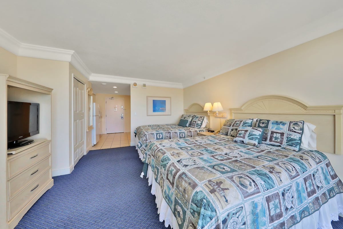 Suíte estúdio, várias camas, sacada, vista para o oceano (Daytona Beach Resort 807) | 1 quarto, individualmente decorados, individualmente mobiliados