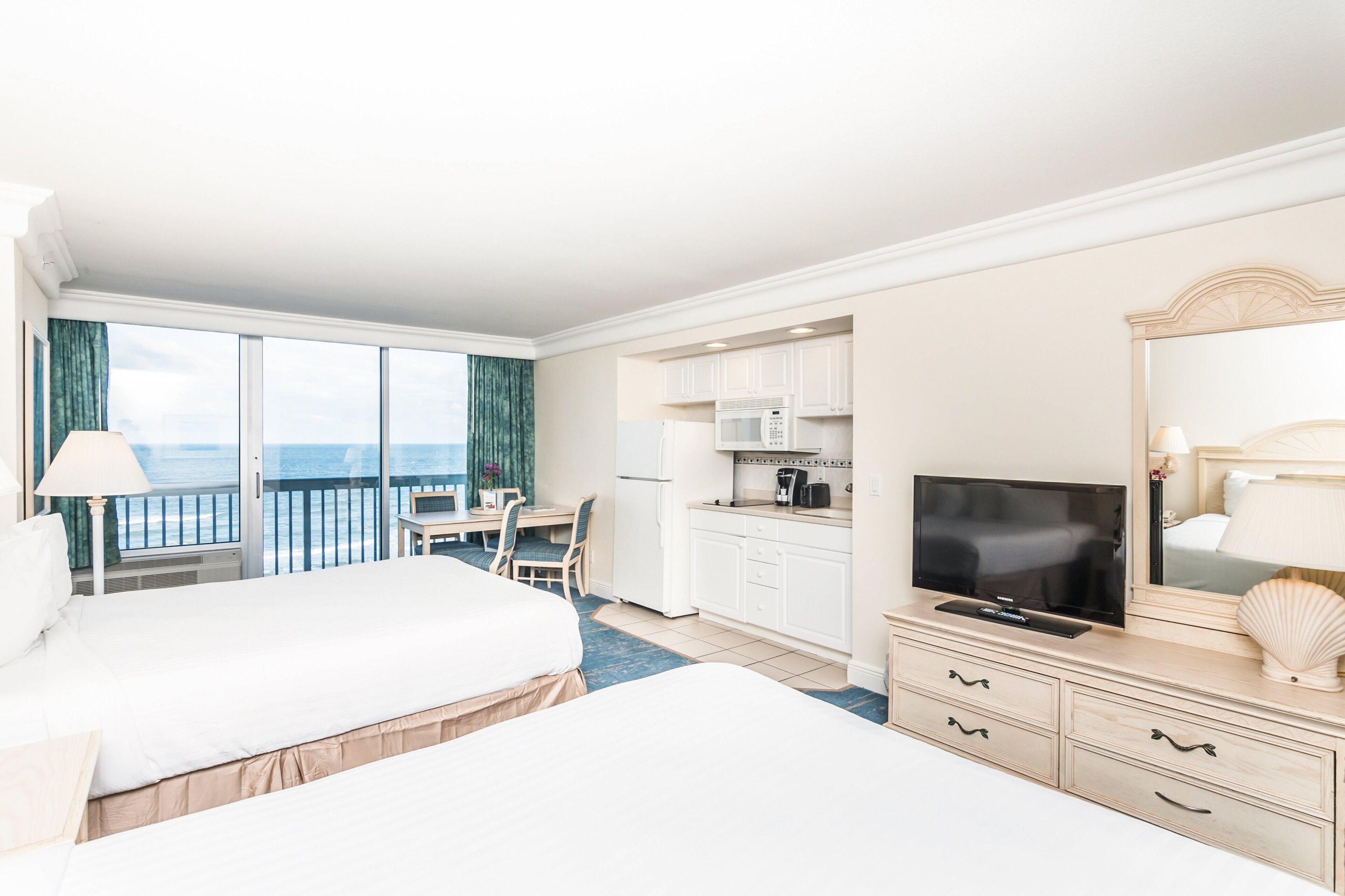 ห้องสตูดิโอสวีท, เตียงควีนไซส์ 2 เตียง, อ่างน้ำร้อน, วิวทะเล (Daytona Beach Resort 811) | 1 ห้องนอน, เตารีด/โต๊ะรีดผ้า, ห้องพักตกแต่งอย่างมีเอกลักษณ์