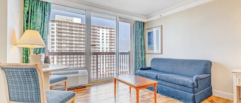 Studio Suite, 1 Queen Bed with Sofa bed, Hot Tub, Ocean View (Daytona Beach Resort 819) | Living area