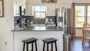 Private kitchen - New- Beach Break East Gorrie- Pet Friendly (Saint George Island)
