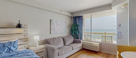 Studiosviitti, 1 suuri parisänky ja vuodesohva, parveke, valtamerinäköala (Daytona Beach Resort 406) | Oleskelualue