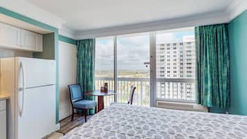 Studio Suite, 2 Queen Beds, Hot Tub, Ocean View (Beach vibes 1021) | 1 bedroom, individually decorated, individually furnished, bed sheets