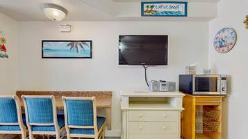 Studio Suite, 2 Queen Beds, Hot Tub, Ocean View (Daytona Beach Resort Sunrise Joy 410) | Interior