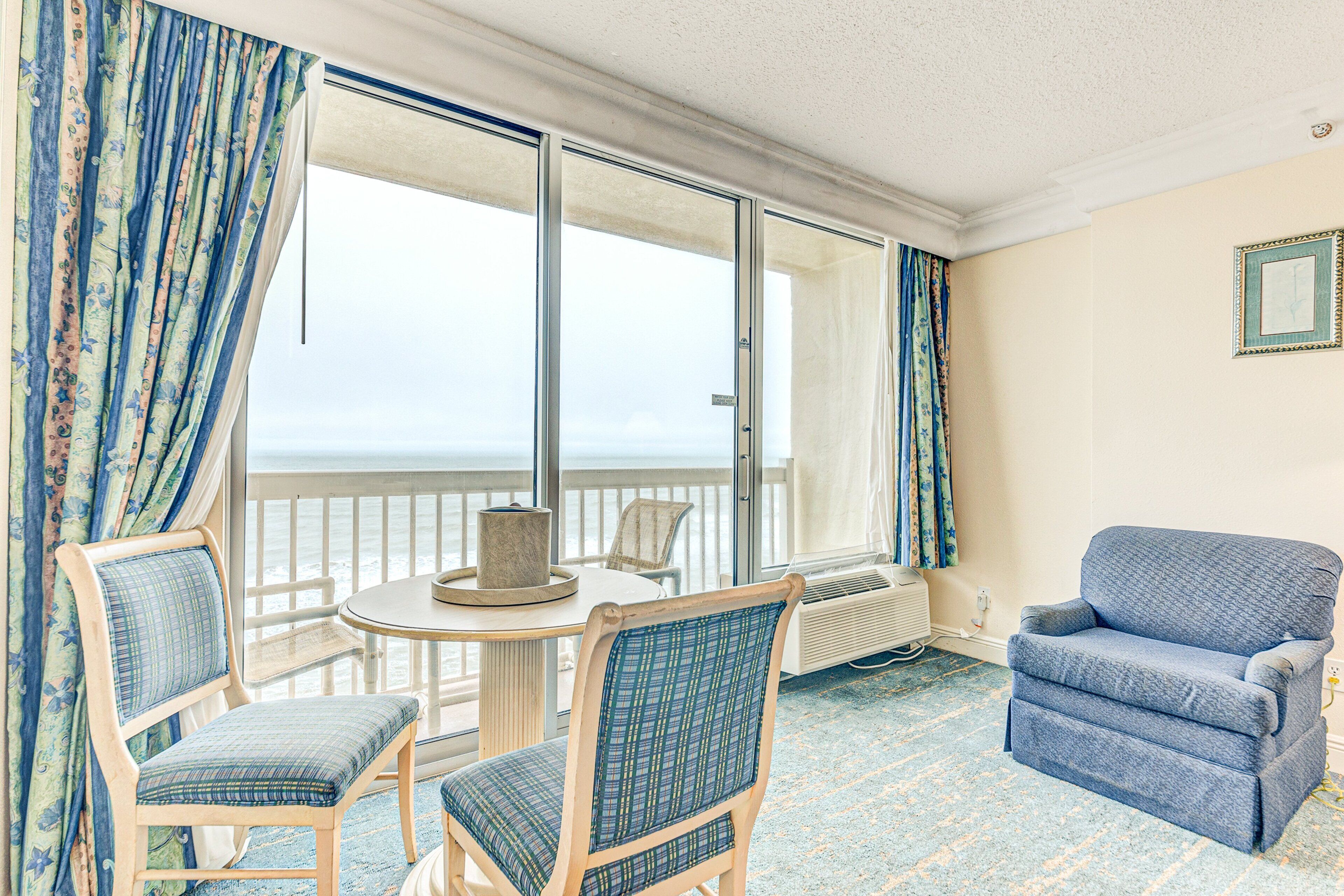 Studio Suite, 2 Queen Beds, Hot Tub, Ocean View (Daytona Beach Resort 1212) | Living area