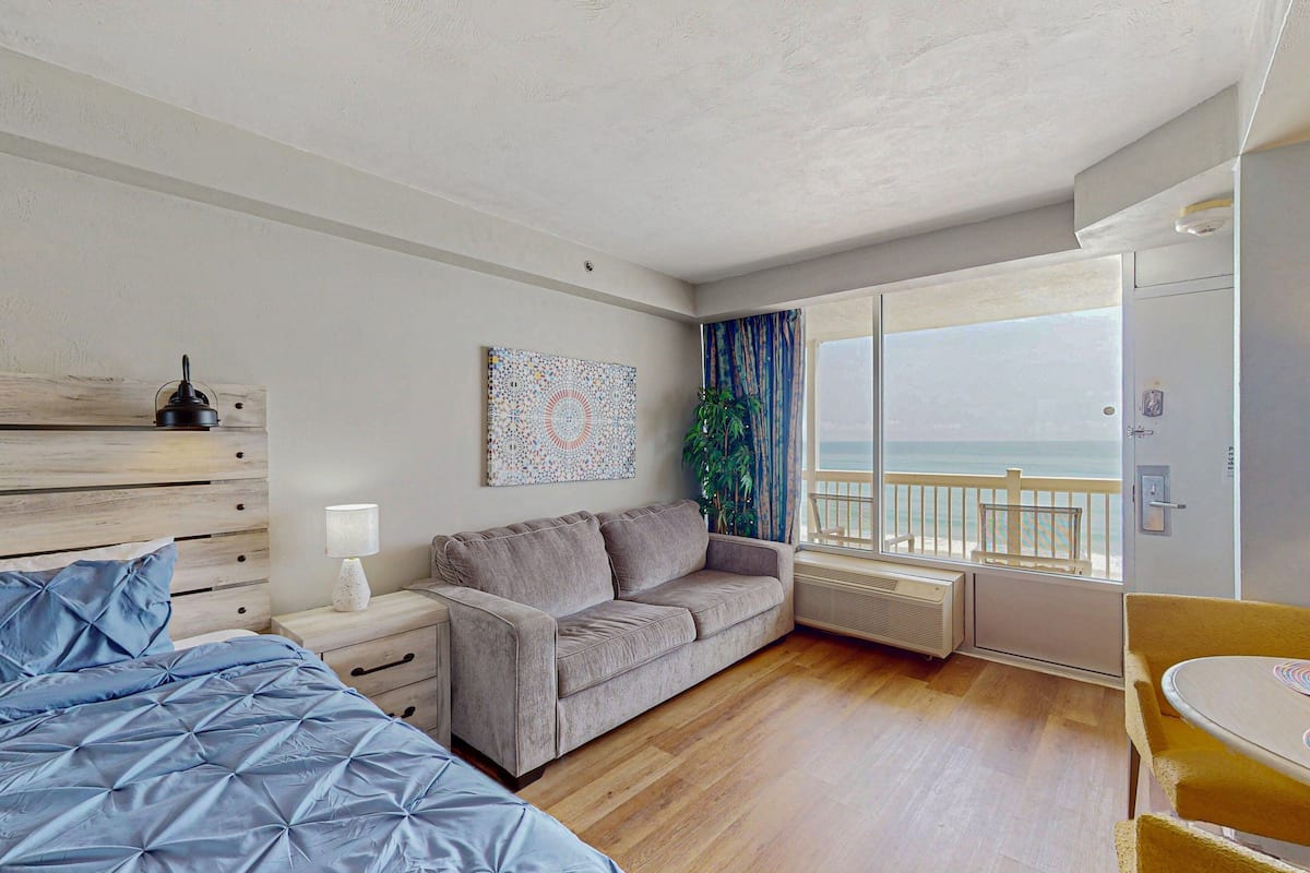 Studio Suite, 1 King Bed with Sofa bed, Balcony, Ocean View (Daytona Beach Resort 406) | Living area