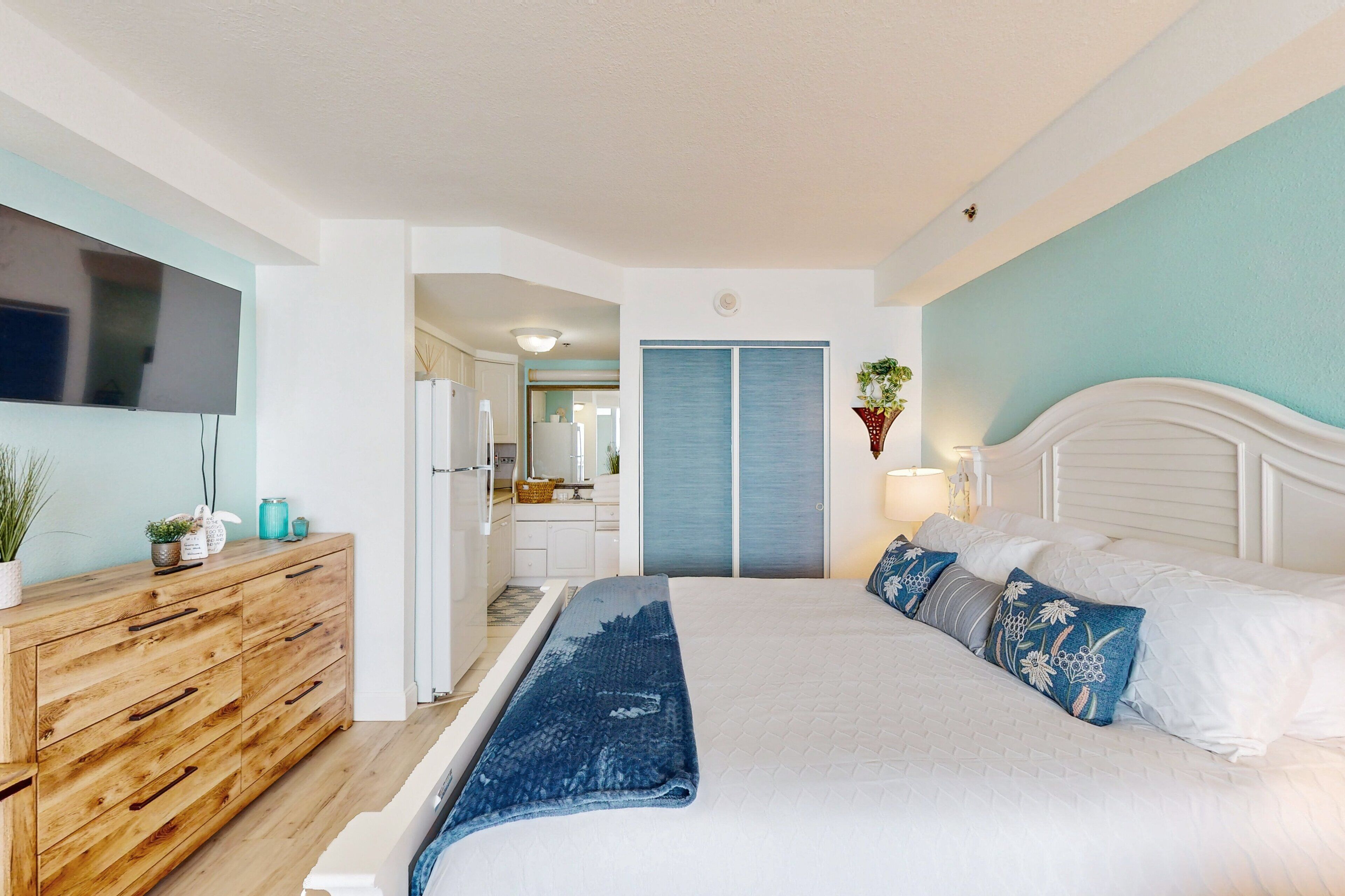 Studio Suite, 1 King Bed with Sofa bed, Balcony, Ocean View (Daytona Beach Resort 426-You and Me B) | 1 bedroom, individually decorated, individually furnished, bed sheets