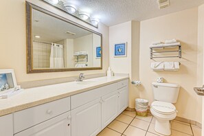 Studiosuite, 2 queensize-senger, spabadekar, havutsikt (Daytona Beach Resort 1212) | Bad | Håndklær