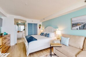 Studio suite, 1 kingsize bed met slaapbank, balkon (Daytona Beach Resort 426-You and Me B) | 1 slaapkamer, individueel gedecoreerd, individueel gemeubileerd