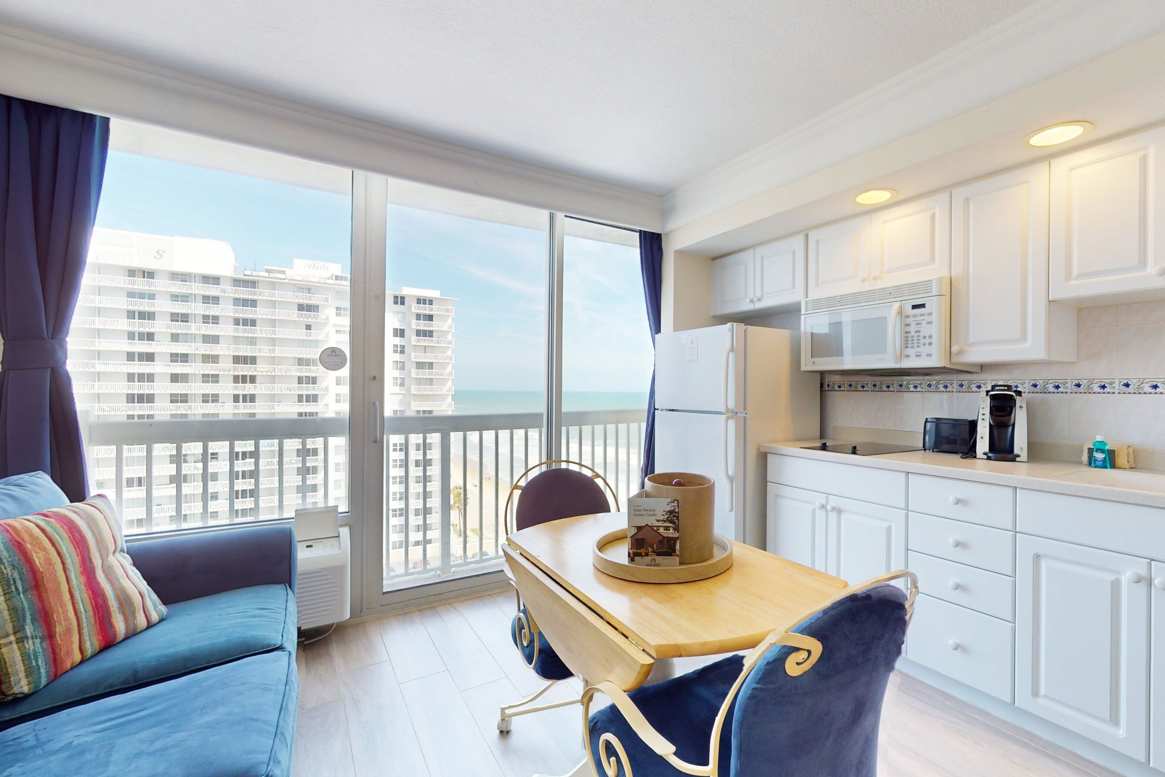 Studio Suite, 1 Queen Bed with Sofa bed, Hot Tub, Ocean View (Daytona Beach Resort 1114) | Interior