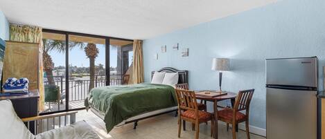 Lägenhet - 1 queensize-säng med bäddsoffa (Hawaiian Inn 243) | 1 sovrum, strykjärn/strykbräda, individuell inredning och unika möbler
