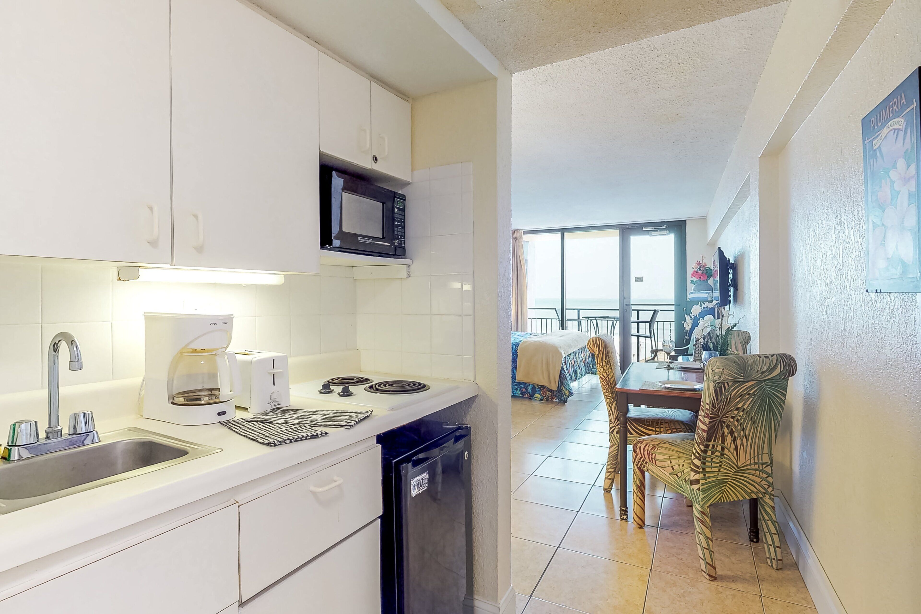 Studio, 1 King Bed, Balcony, Ocean View (Daytona Hawaiian Inn 422) | Private kitchen