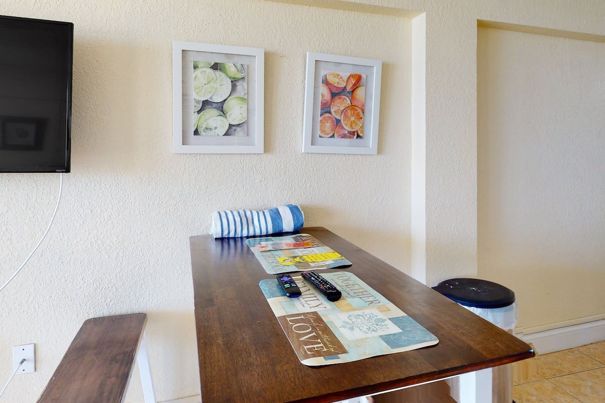 Estudio, 1 cama de matrimonio grande, balcón, vistas al mar (Daytona Hawaiian Inn 422) | 1 dormitorio, tabla de planchar con plancha, decoración individual