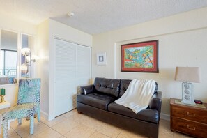 開放式客房, 1 張特大雙人床, 陽台, 海景 (Daytona Hawaiian Inn 422) | 起居區