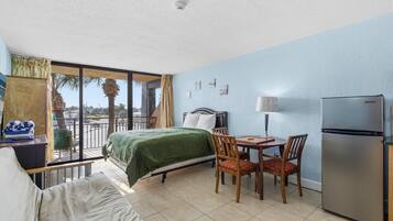 Apartment, 1 Queen-Bett und Schlafsofa, Balkon (Hawaiian Inn 243) | 1 Schlafzimmer, individuell dekoriert, individuell eingerichtet