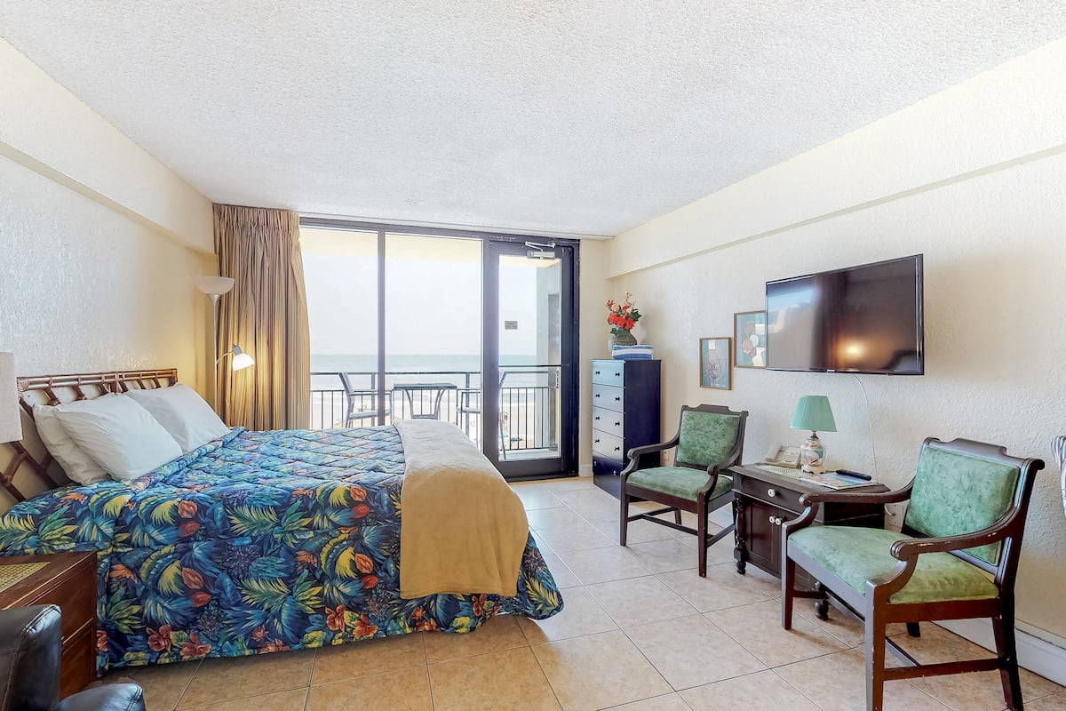 Studio, 1 King Bed, Balcony, Ocean View (Daytona Hawaiian Inn 422) | 1 bedroom, individually decorated, individually furnished, bed sheets