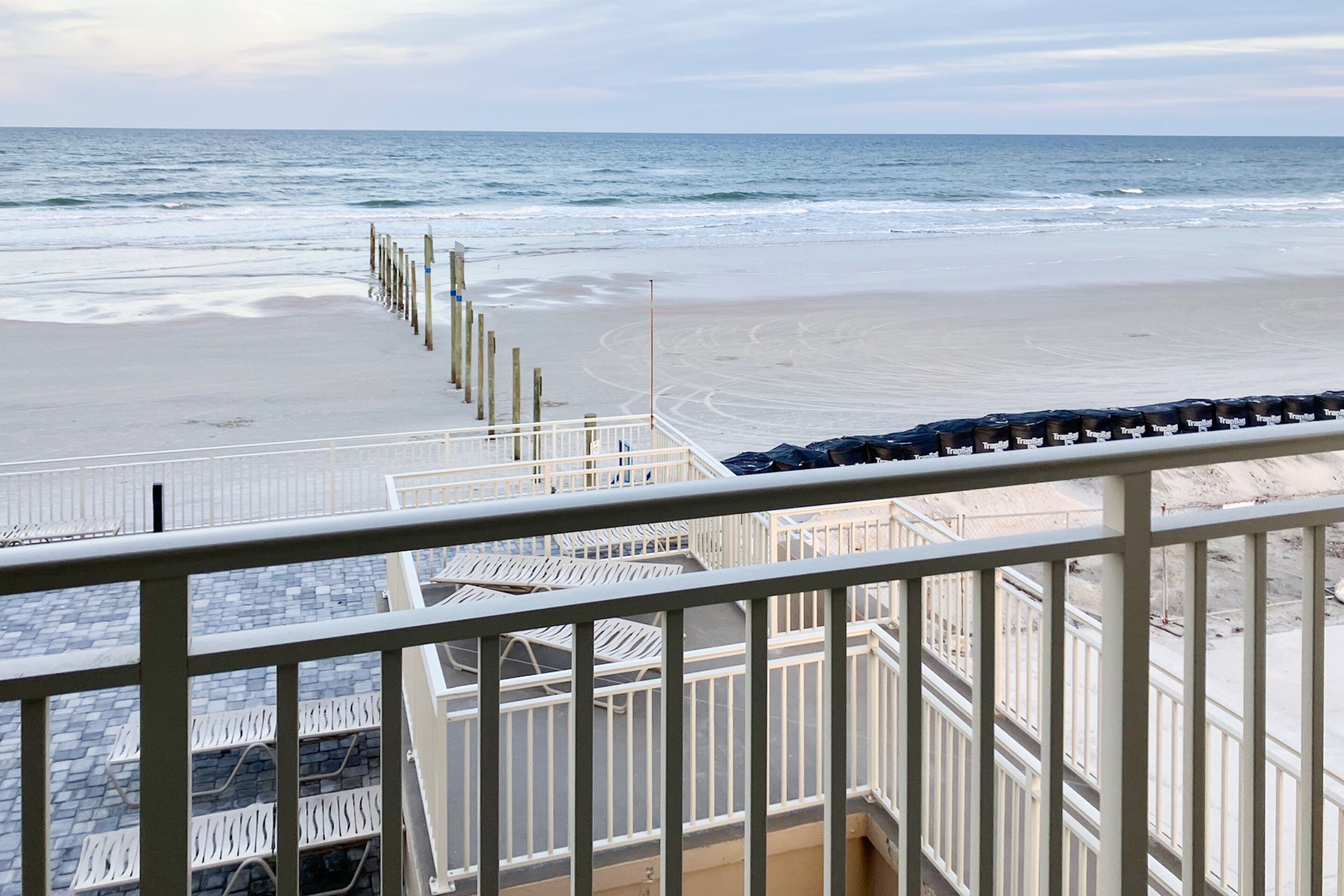 Condo, várias camas, banheira de imersão, vista para o oceano (Daytona Inn Ocean Paradise 225) | Vista do quarto