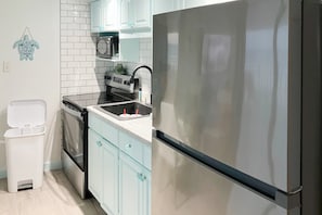 Condo, Multiple Beds, Hot Tub, Ocean View (Daytona Inn Ocean Paradise 225) | Private kitchen