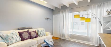 Condo, 1 cama Queen, acesso à piscina, vista para o oceano (Jewels Club Ocean 124) | Área de estar