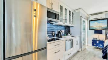 Estúdio, 1 cama Queen e sofá-cama, sacada, vista para o oceano (Daytona Ocean Jewel Condos Unit 244) | Cozinha privada