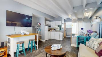 Condo, 1 Queen Bed, Pool Access, Ocean View (Jewels Club Ocean 124) | Living area