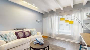 Condo, 1 Queen Bed, Pool Access, Ocean View (Jewels Club Ocean 124) | Living area