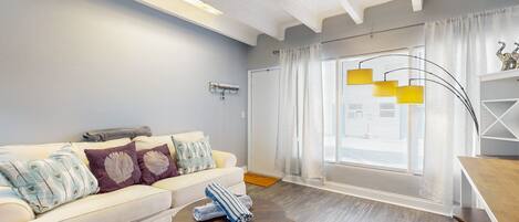 Condo, 1 grand lit, accĂšs Ă la piscine, vue sur lâocĂ©an (Jewels Club Ocean 124) | Aire de sĂ©jour