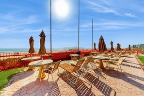 Outdoor dining - Daytona Ocean Jewels (Daytona Beach)