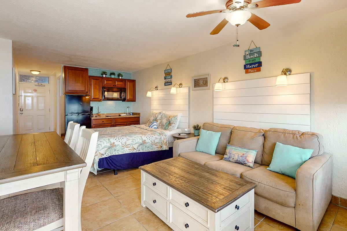 Studio Suite, 1 Queen Bed with Sofa bed, Balcony, Ocean View (Daytona Pirates Cove 618-Sunshine) | 1 bedroom, individually decorated, individually furnished, bed sheets