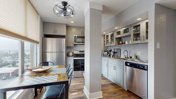 Condo, 1 Queen Bed with Sofa bed, Balcony, Ocean View (Daytona Pirates Cove 701- Tide Shift) | Private kitchen