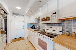 Studio Suite, 1 King Bed, Balcony, Ocean View (Daytona Pirates Cove 619- Oceanfront) | Private kitchen - Daytona Pirates Cove (Daytona Beach Shores)