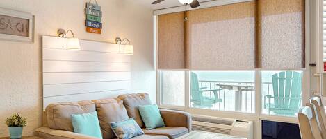 Studiosuite, 1 Queen-Bett und Schlafsofa, Balkon, Meerblick (Daytona Pirates Cove 618-Sunshine) | Wohnbereich
