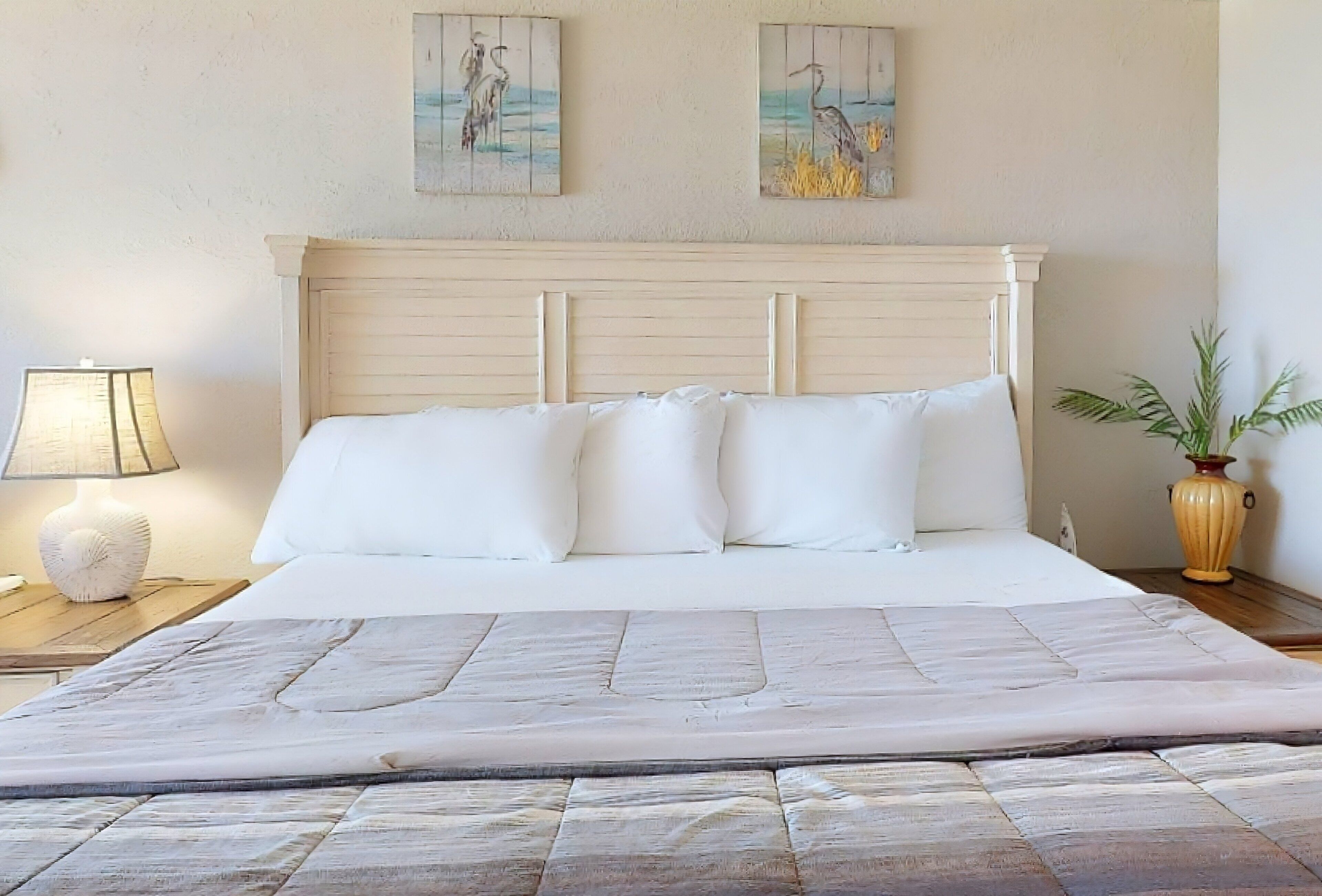 1 bedroom, individually decorated, individually furnished, bed sheets