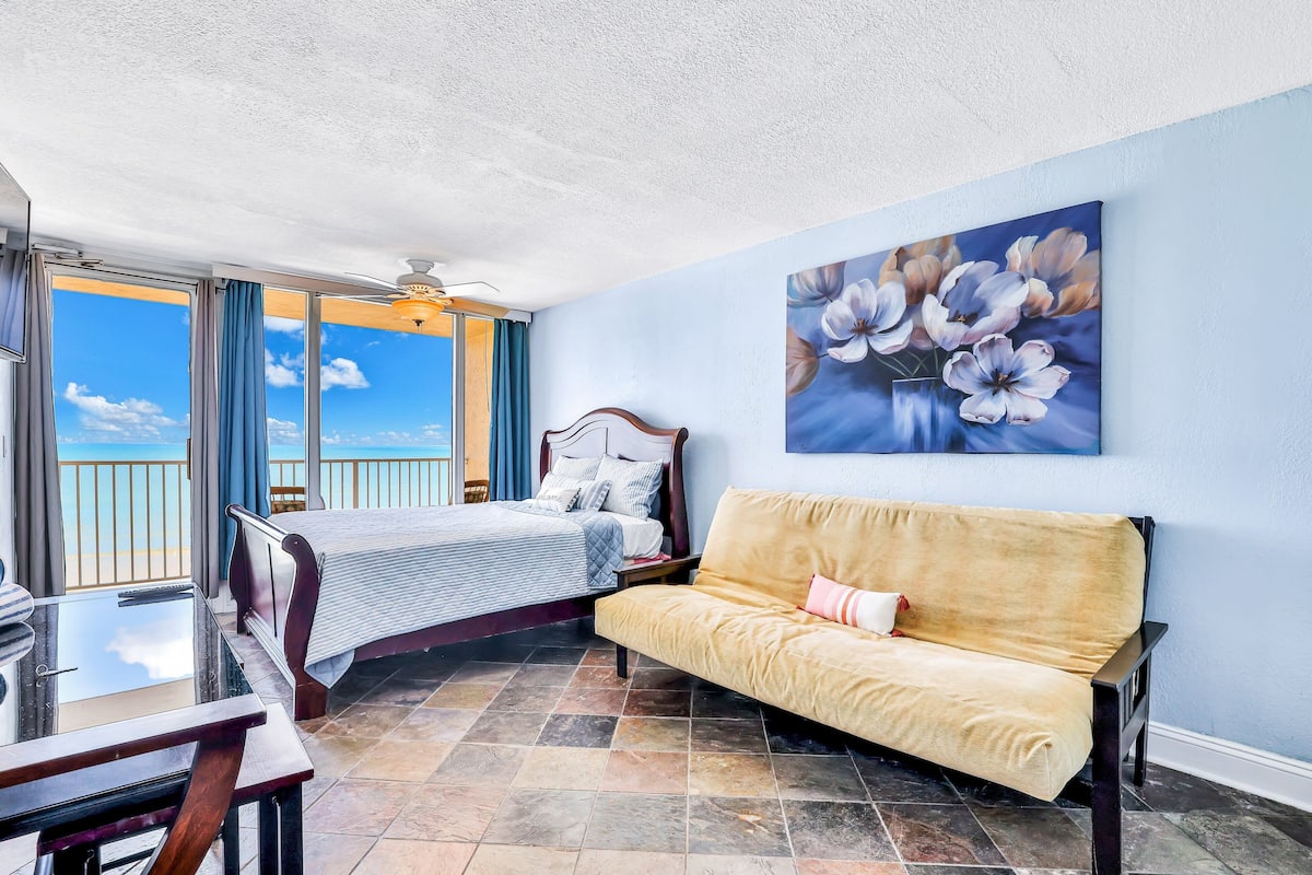 Studio Suite, 1 Queen Bed with Sofa bed, Balcony, Ocean View (Daytona Pirates Cove 427-Atlantic) | 1 bedroom, individually decorated, individually furnished, bed sheets