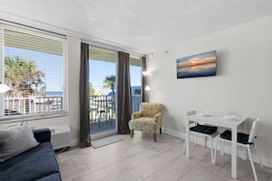 Condo, 1 Queen Bed with Sofa bed, Pool Access, Ocean View (Daytona Sandpiper Harbour Beach 219) | Living area