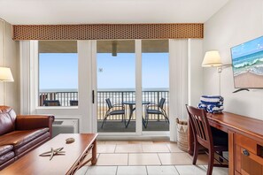 Condo, 1 cama King size y sofá cama, hidromasaje, vista al océano (Daytona Harbour Beach Resort 507) | Área de sala de estar | Televisión de pantalla plana de 42 pulgadas con canales digitales 