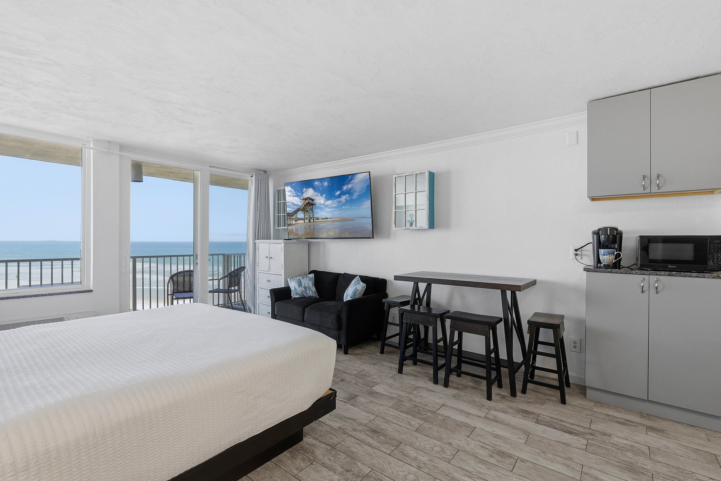 Studio Suite, 1 King Bed, Pool Access, Ocean View (Daytona Harbour Beach Resort 618) | 1 bedroom, individually decorated, individually furnished, bed sheets
