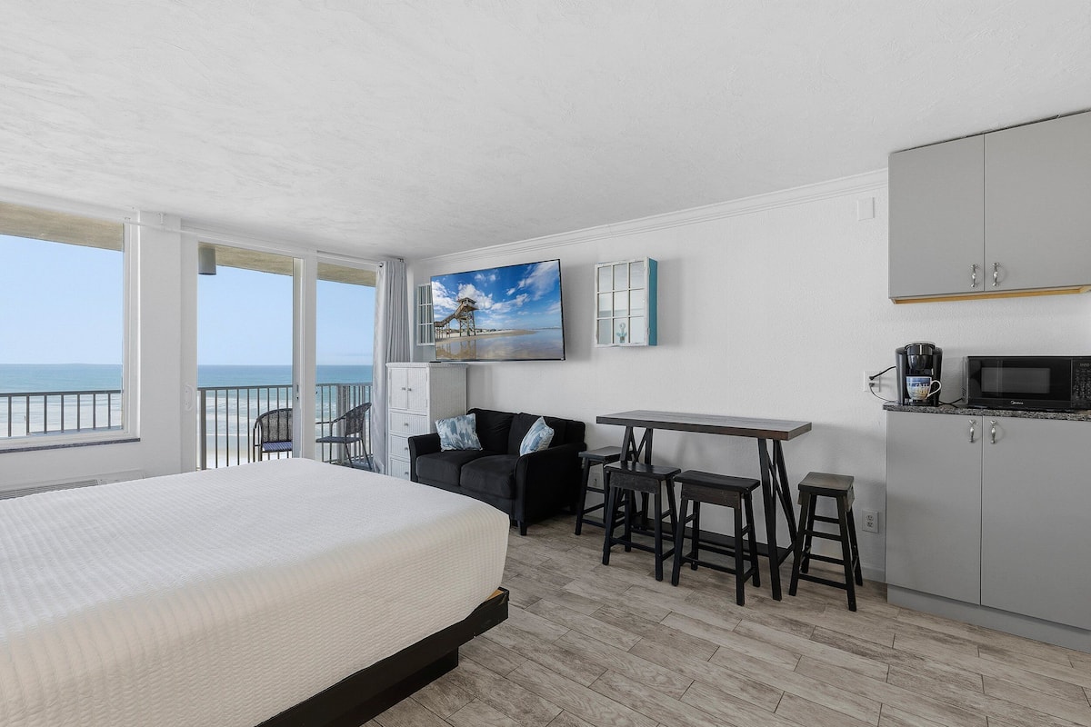 Studio Suite, 1 King Bed, Pool Access, Ocean View (Daytona Harbour Beach Resort 618) | 1 bedroom, individually decorated, individually furnished, bed sheets