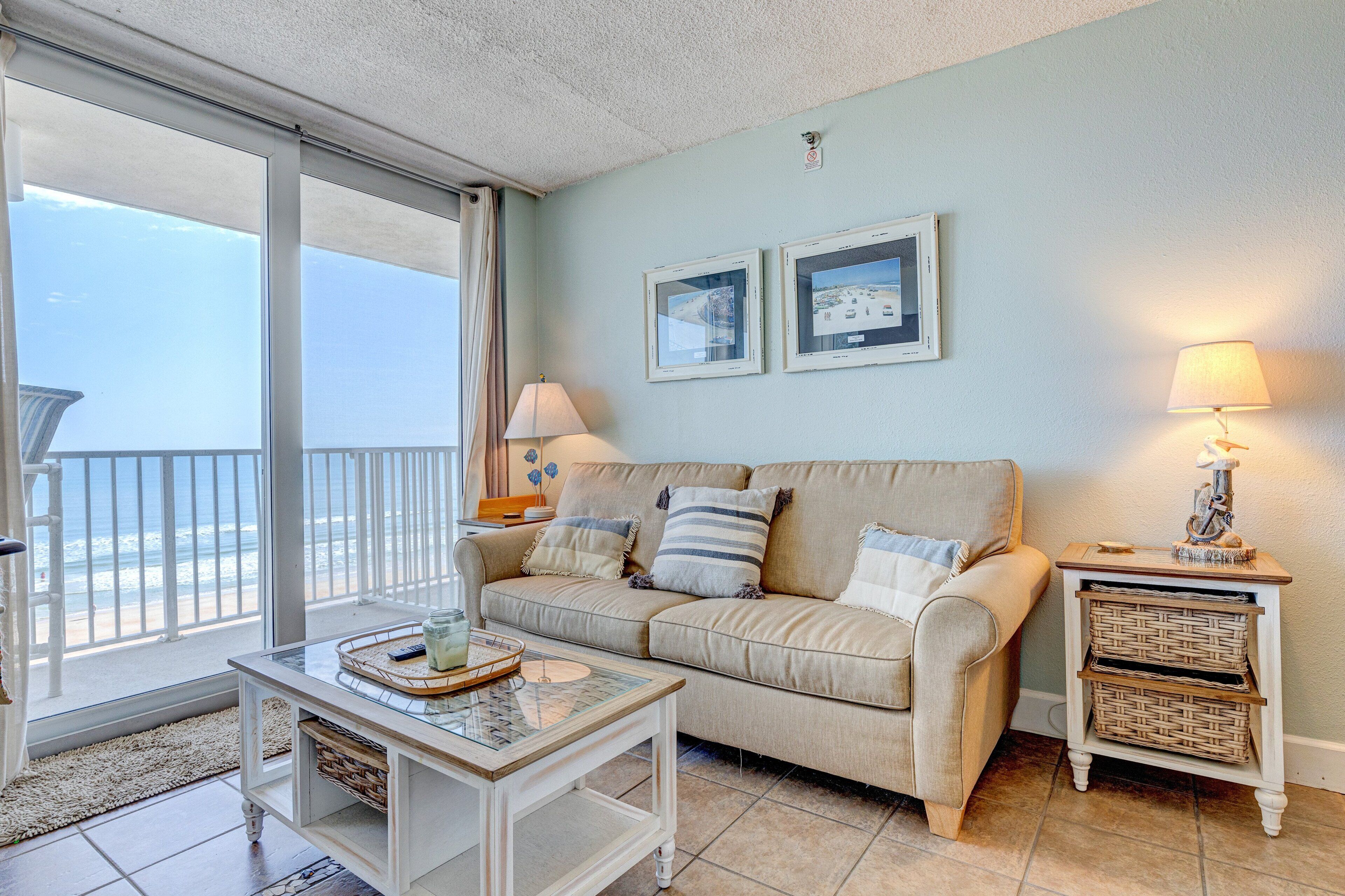 Condo, 1 giường cỡ king và sofa giường, quang cảnh biển (Daytona Harbour Beach Resort 611) | Khu phòng khách | TV màn hình phẳng 42-inch có truyền hình kỹ thuật số 