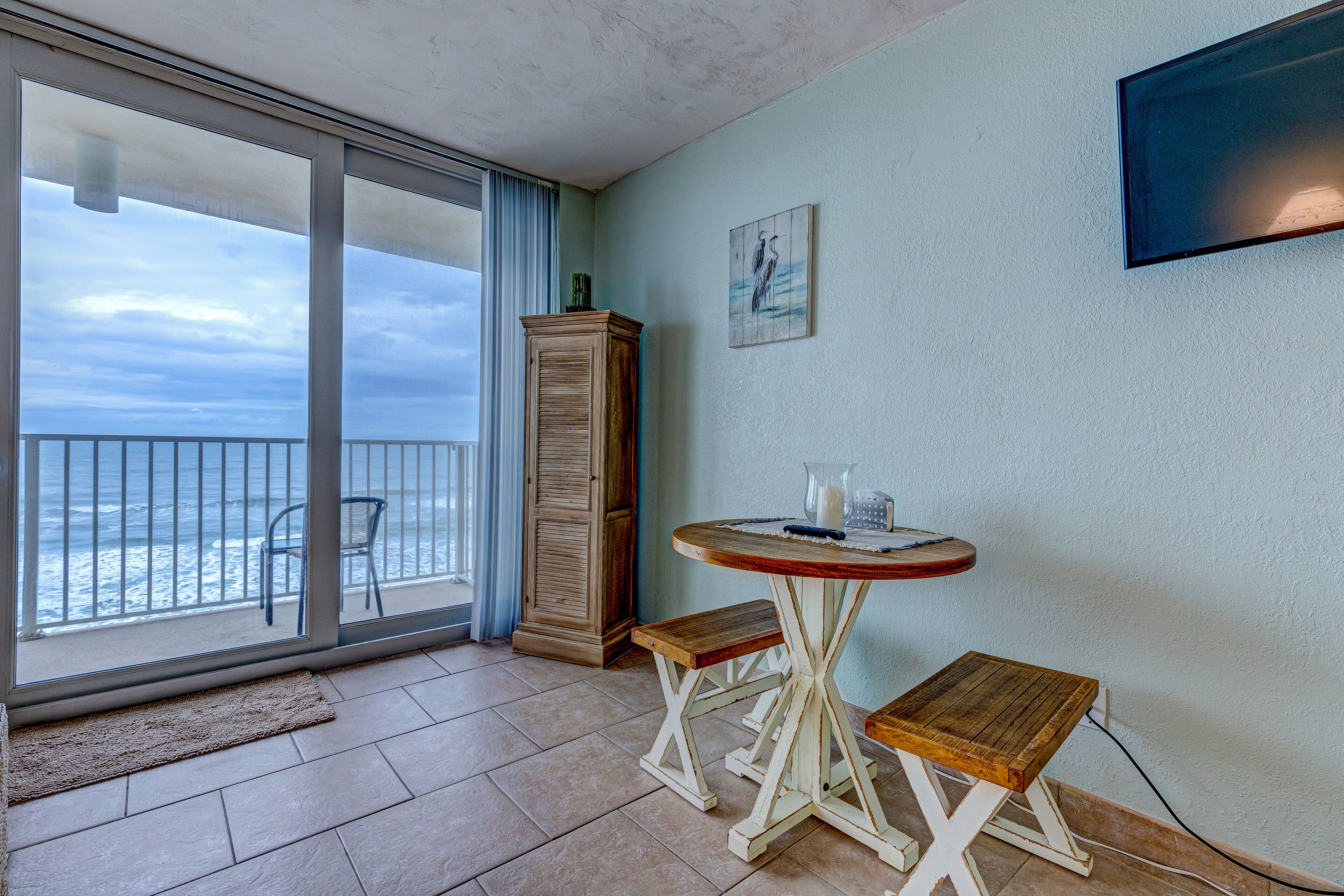 Studio, 1 Queen Bed with Sofa bed, Hot Tub, Ocean View (The Ocean Calls Harbour Beach 612) | Dining