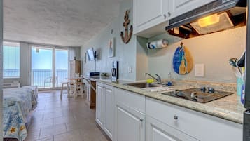 Studiolejlighed - 1 queensize-seng med sovesofa - boblebad (The Ocean Calls Harbour Beach 612) | Privat køkken