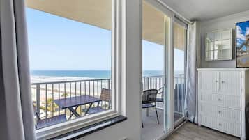 Studio Suite, 1 King Bed, Pool Access, Ocean View (Daytona Harbour Beach Resort 618) | Interior