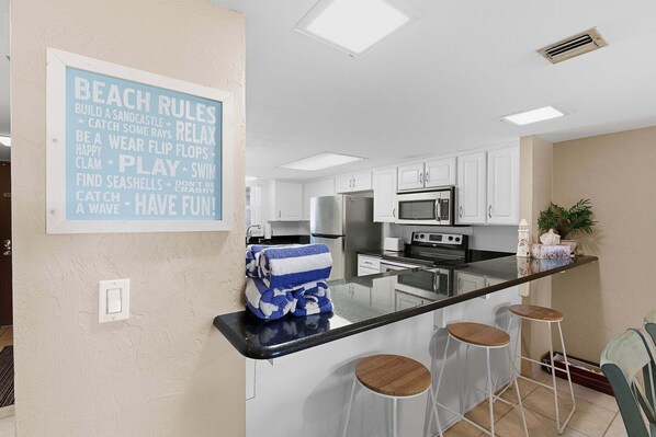 Condo, várias camas, sacada, vista para o oceano (Daytona Shores Delight-Sandpoint 202) | Cozinha privada