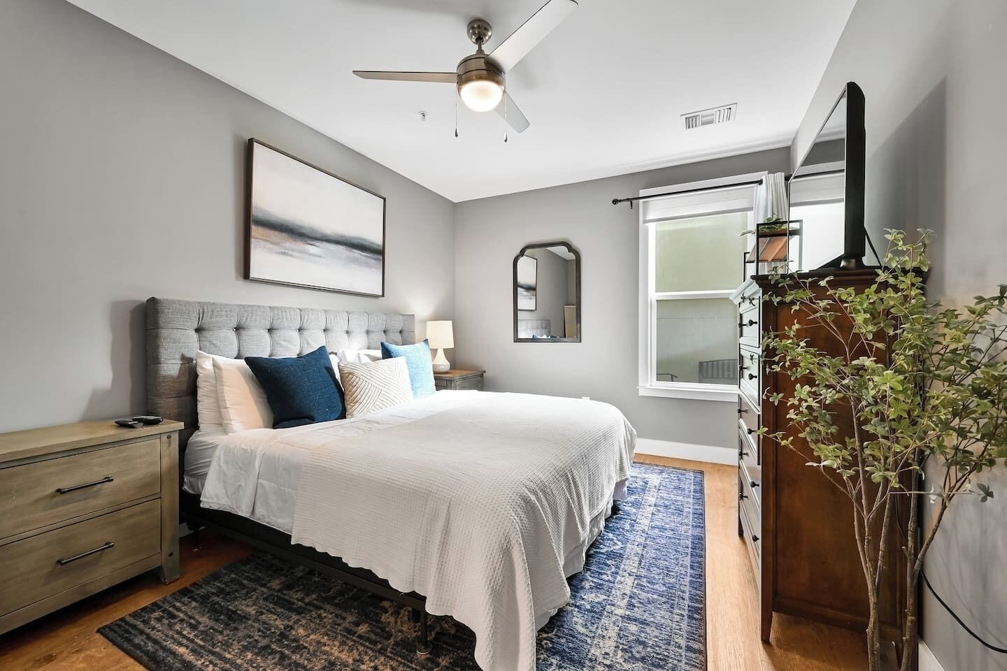 办公桌、熨斗/熨衣板、WiFi、床单