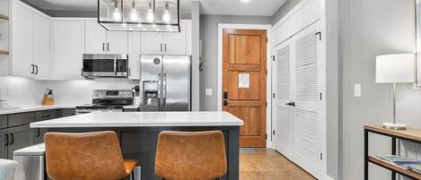 Geladeira, micro-ondas, fogão, cooktop